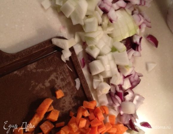 Нарезать лук крупными кубиками,морковь- произвольно,я тоже нарезала кубиками,средней величины.Убавить огонь и добавить к баранине лук,готовить 5 мин.Далее добать морковь,раздавленный ножом чеснок,тушить еще пару мин.