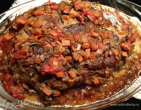 Посолить,поперчить,добавить розовый перец,розмарин и залить шафрановой водой,накрыть крышкой и тушить на медленном огне 40-50 мин.Далее добавить порезанные кубиками помидоры,без кожуры.Тушить еще мин 10.
Разогреть духовку до 100 С и готовить под крышкой 1,5 - 2 часа (я готовила 2 часа).При желании сверху посыпать небольшим количеством листочков розмарина.