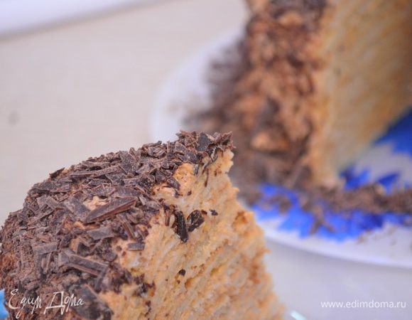 Приготовление: В кастрюлю вливаем воду и разводим в ней дрожжи, всыпаем 250 грамм муки, хорошо вымешиваем . ставим на 1 час в теплое место. Когда подойдет опара добавляем соль ,сахар, растопленное сливочное или оливковое масло. Снова вымешиваем тесто и постепенно всыпаем остальную муку, вымешивая до гладкости. Затем густое тесто разводим теплым молоком обоих видов, вливая его постепенно.  Ставим теплое место , чтобы поднялось. Снова размешиваем и опять даем подняться, добавляем взбитые в пену яичные белки. Начинаем печь блины, как только тесто поднимется. 
Крем: Сгущенное молоко, бананы и масло тщательно взбить погружным блейдером. Хорошо промазать остывшие блины кремом. Украсить коксовой стружкой и шоколадом. МИР ВАМ.
