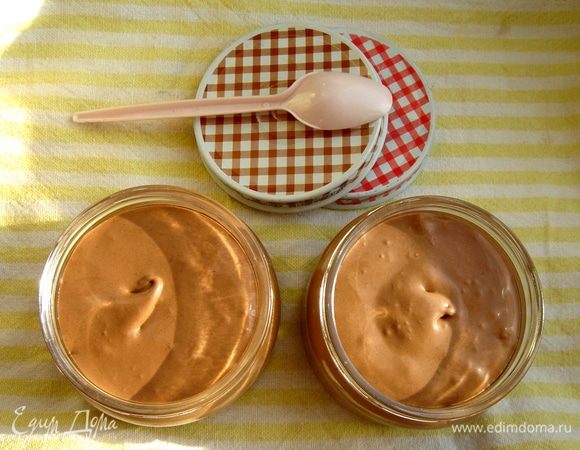 Сливки хорошо взбить и частями осторожно вмешать в шоколадную массу.Смесь должна получиться "пушистой".Переложить мороженое в креманки(стаканчики,баночки и т.д.)и убрать в морозильную камеру на ночь.Перед подачей выложить на 10-15 минут в холодильник,затем украсить взбитыми сливками и орешками.