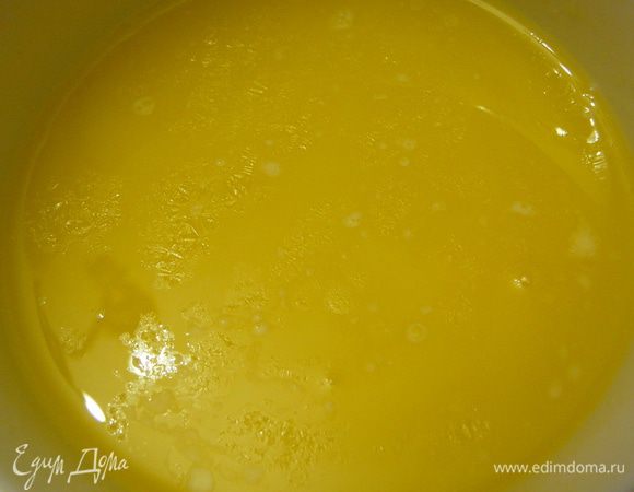 Сливочное масло растопить и охладить.