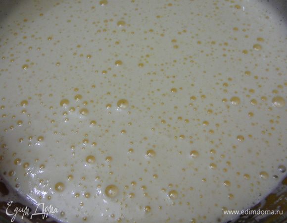 Яйца взбить с сахаром до образования пышной пены.Влить остывшее масло,взбить.