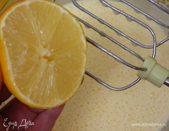Добавить цедру и сок лимона.Щепотку соли.