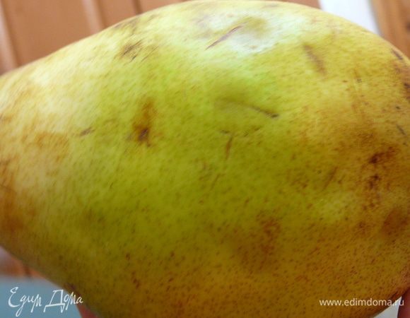 В последнюю очередь добавить в тесто грушу,нарезанную тонкими ломтиками. 