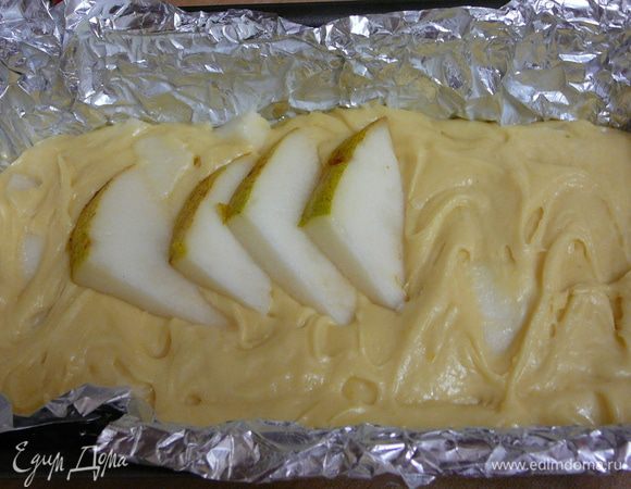 Форму застелить промасленным пергаментом,выложить тесто.