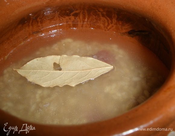 В горшочки выкладываем обжаренный лук, затем говядину. Все солим и перчим как следует. Добавляем перловку, которая заранее промыта. Все заливаем водой на 1,5 см и добавляем в каждый горшок по 1 лавровому листику. 