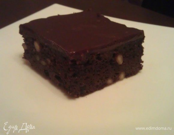 Желательно оставить брауниз на несколько часов (я делаю на ночь).
Разрезать горячим ножом