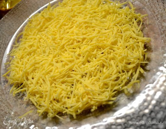 Готовим сырные корзиночки:
Тарелку смазать маслом и на мелкой тёрке распределить сыр по тарелочке ,поставить в микроволновку или духовку чтоб растаял сыр.