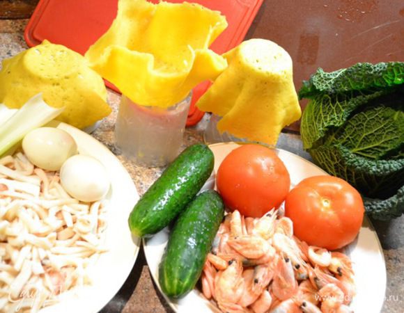 Даём сыру остыть и тёплым на любой бокал кладём сверху,придаём форму вазочки и убираем в холодильник остывать(в готовые формы салат раскладывать перед подачей,иначе сыр нагреется и вазочки потеряют форму),