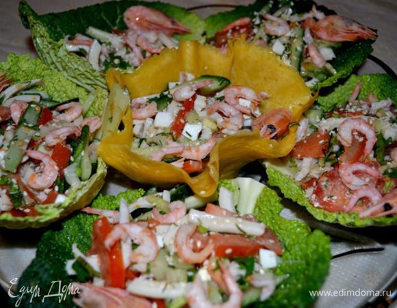 Салат:
кальмар(отвариваем 3-4мин.)режем соломкой
креветки(чистим)несколько штучек оставить целыми для украшения.
огурцы-нарезать соломкой.
помидоры-нарезать соломкой.
яйца -покрошить кубиками.
сельдерей-мелко крошим.
Готовые продукты перемешать,добавить петрушку,укроп,сок одного лимона,масло по вашему вкусу(оливковое или подсолнечное).