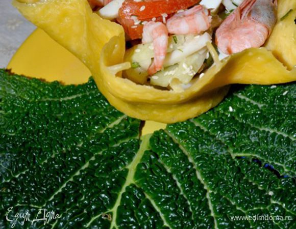 Салат раскладываем в готовые сырные вазочки и на листья савойской капусты(чешуе Дракона),сверху посыпать кунжутными семечками.