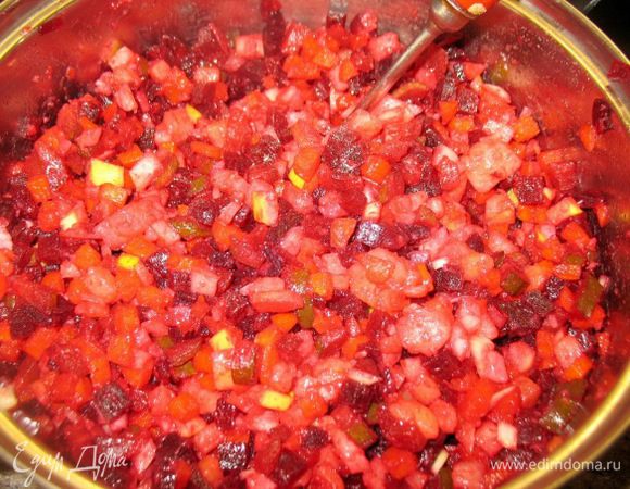 Готовим первый вариант винегрета: режем кубиками лук, картошку, морковку, свеклу, соленый огурец, яблоко, солим, перчим, добавляем нерафинированное масло, уксус, при желании — квашеную капусту.<br />
<br />
Резать все ингредиенты можно в одну емкость сразу. Чтобы продукты не окрашивались и не теряли свой цвет, тогда нарезать лучше в разные тары. Свеклу отдельно от остальных продуктов заправить маслом и затем объединить с остальными ингредиентами.