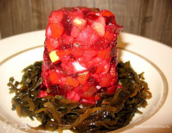 Готовим винегрет с морской капустой: кубиками режем все те же ингредиенты, заправляем маслом и уксусом, солим и перчим, добавляем морскую капусту. Винегрет без горошка получается таким же пикантным.