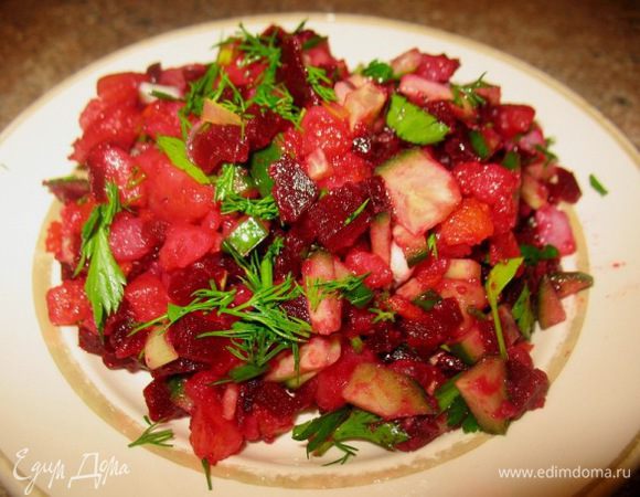 Винегрет номер три: отвариваем и режем кубиком картошку, морковку, свеклу. Я захотела добавить свежий огурчик, укроп, петрушку, зеленый лук. Посолила и полила маслом. 