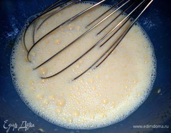 Взбить яйца с сахаром,добавить молоко.