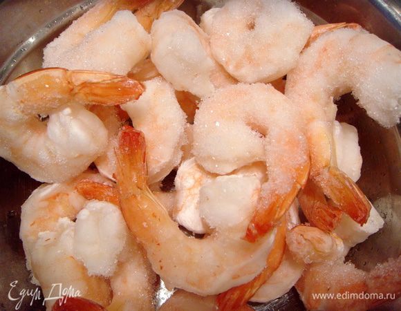 Замороженные креветки залить кипятком на 2 минуты, слить воду и повторить процедуру.