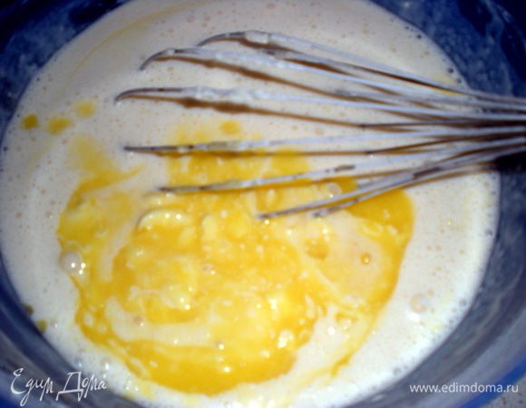 Добавить растопленное сливочное масло.