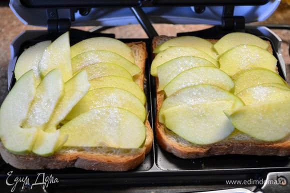 б)Ленивый яблочный Сэндвич к кофе!!!) Поджарьте Сэндвичи в предварительно нагретой сэндвичнице в течение 2-3 минут до золотистой корочки.