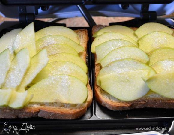 б)Ленивый яблочный Сэндвич к кофе!!!)
Поджарьте Сэндвичи в предварительно нагретой сэндвичнице в течение 2-3 минут до золотистой корочки.