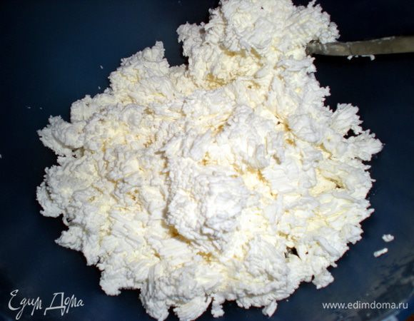 Творог протереть через сито.