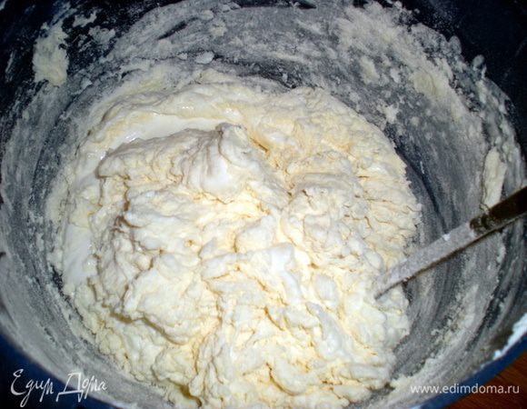 Смешать с яйцом,сахаром,просеянной мукой и разрыхлителем.Банан нарезать кружками.