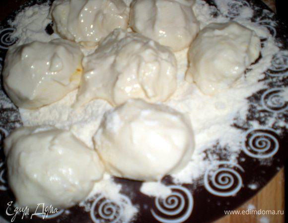 Тесто разделить на 10-12 частей.Влажными руками скатать шарики и обвалять в муке.