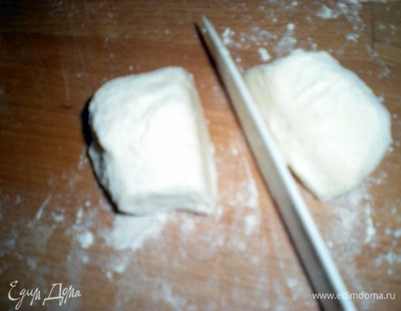 Шарик разрезать острым ножом,из каждой половинки сформировать лепёшки,каждую обвалять в муке.