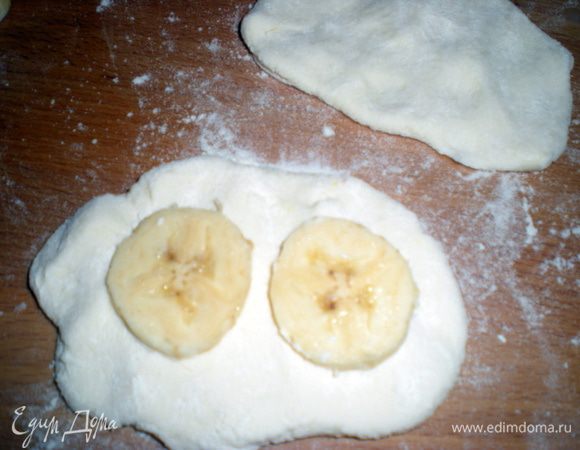 На одну лепёшку положить колечки бананов и закрыть второй лепешкой.Края закрепить.