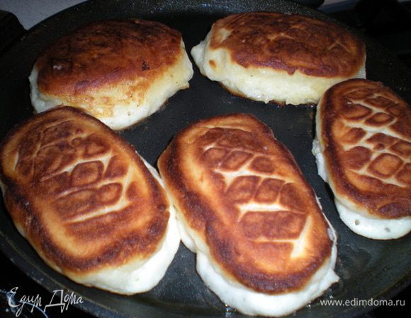 Жарить на разогретой сковороде с растительным маслом,рисованной стороной вниз,затем с другой стороны.