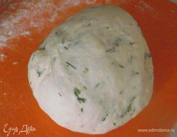 Тесто мягкое, приятное на ощупь. Переложить тесто на доску и вымешивать 10 минут.