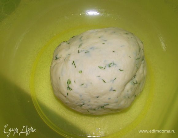 Смазать маслом чистую емкость, положите в неё тесто и накройте влажной тканью или пищевой плёнкой. Поставьте тесто в тёплое место минимум на час, чтобы оно вдвое увеличилось в объёме.