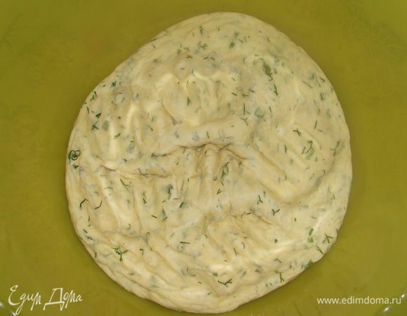 Выбейте тесто кулаком раз или два, чтобы резко вышел воздух. Тесто раскатать толщиной 1 см, можно разделить его на кусочки. Переложить на противень, накрыть пищевой плёнкой и оставить походить ещё 20 минут. Разогреть духовку до 220 гр.