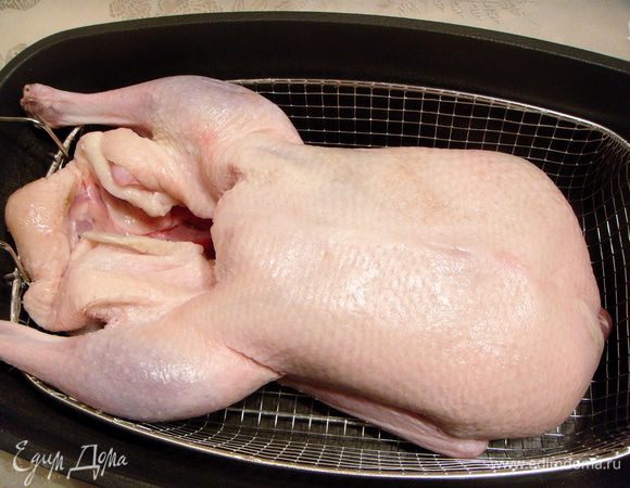 Подготовить утку: помыть, обсушить бумажным полотенцем. Натереть утку снаружи и внутри смесью сахара, соли и перца.