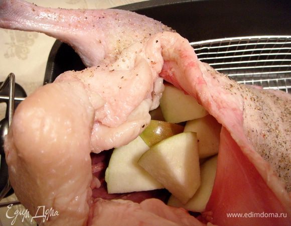 Нарезать яблоки небольшими кусочками и начинить утку. Зашить или закрепить зубочистками (я всегда зашивала, а сегодня решила закрепить зубочистками. Осталась недовольна, т.к. "шов" в процессе приготовления разошелся).