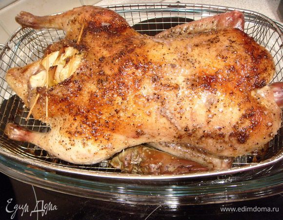 Положить в утятницу грудкой вверх. Поставить в горячую духовку (220℃) на 15-20 минут до образования корочки. Вынуть, полить яблочным соком. Ставим обратно в духовку (200℃) на 30-40 мин. Периодически поливать выделившимся соком. 