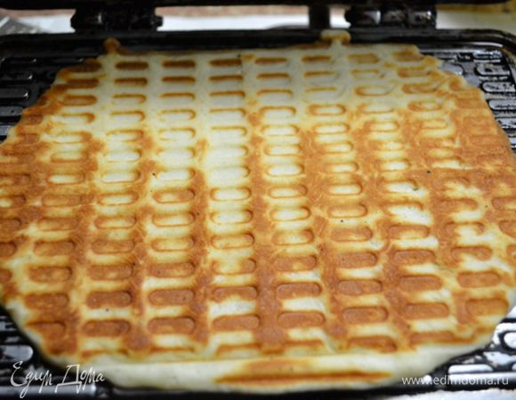 Нагреваем вафельницу и выпекаем вафли ...ложка на 1шт.