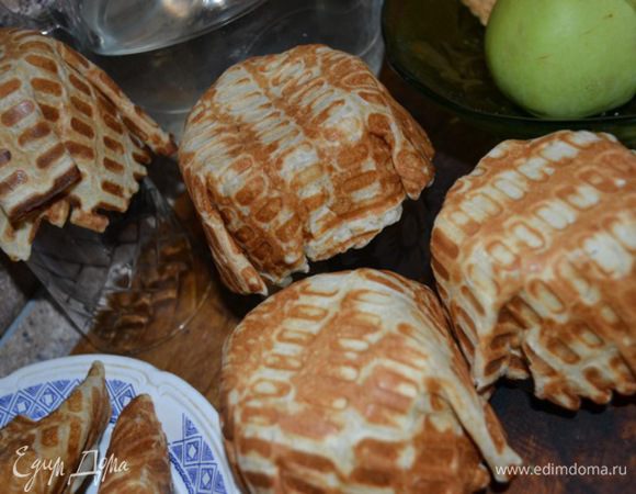 Горячие выкладываю на любые стаканчики придавая их форму,оставить до полного остывания.Приготовила и трубочки.