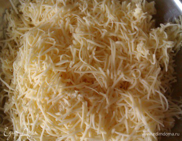 Духовку разогеть до 180-190 гр

На мелкой терке натереть сыр.