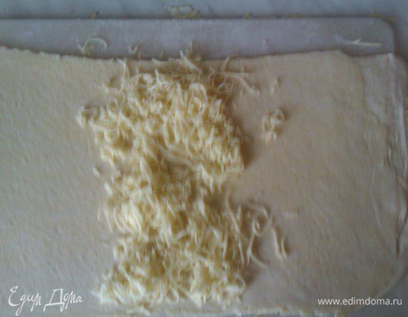 Второй половиной закрываем и раскатываем. Сы получается внутри теста.
Повторяем процедуру 3-4 раза. После четвертого раза тесто становится сырным, прямоугольник уменьшается с каждым разом.
5-ый и 6 - й раз сыр кладем не на одну половину прямоугольника, а на середину.