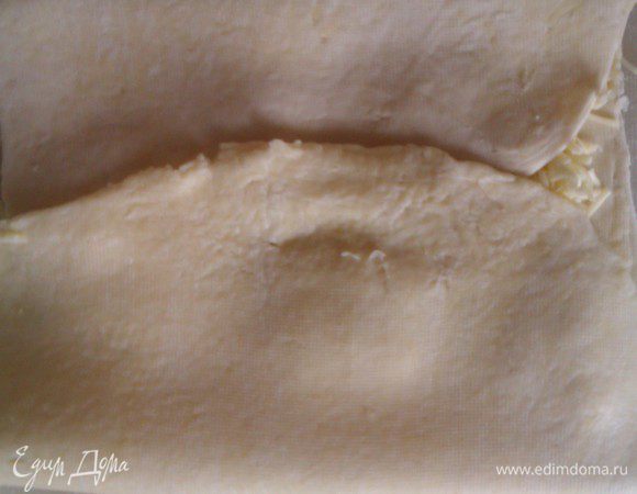 Закрываем с двух сторон и раскатываем. Еще раз повторяем.
Таким образом у нас сыр в тесте распределяется равномерно.