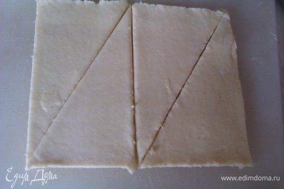 Теперь, когда тесто стало похоже на пластилин, режем его на треугольники.