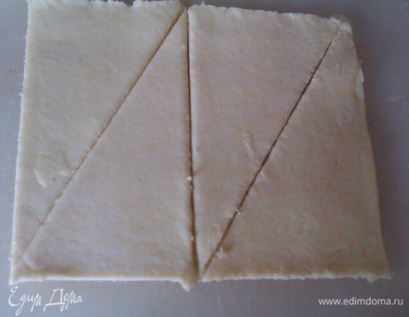 Теперь, когда тесто стало похоже на пластилин, режем его на треугольники.