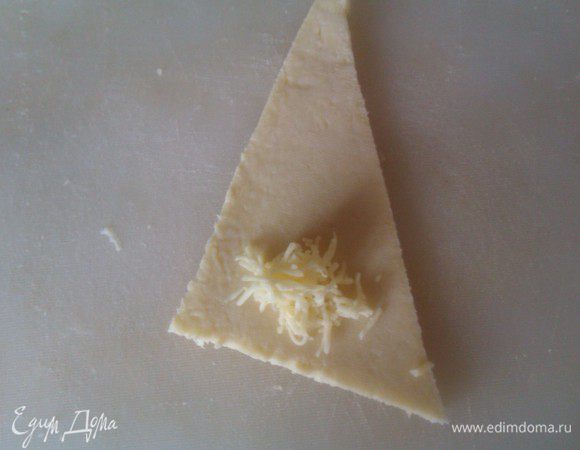 Кладем внутрь треугольника щепотку сыра