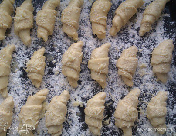 Аналогично поступаем с остальным тестом.

Далее выкладываем наши рулетики на присыпанный мукой противень. Смазываем яйцом, посыпаем кунжутом и/ или сыром. Если тесто дрожжевое, накрываем рулетики полотенцем и пусть постоят часок. Если без, то сразу отправляем в духовку на 10-15 мин. До темно-золотистого цвета.