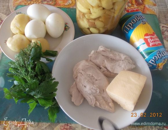 Картофель,яйца и грудку сварить.Почистить.