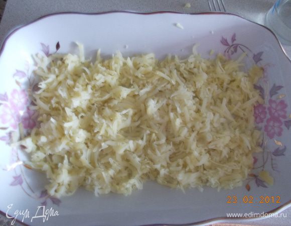 Взять плоское блюдо и потереть картофель.Сделать 1-й слой.
