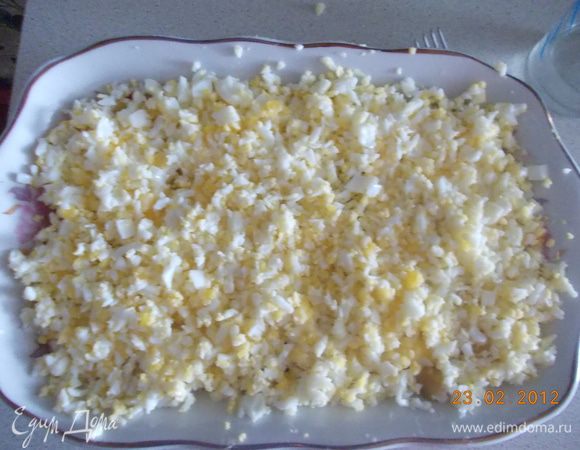 3-й слой потереть яйца.