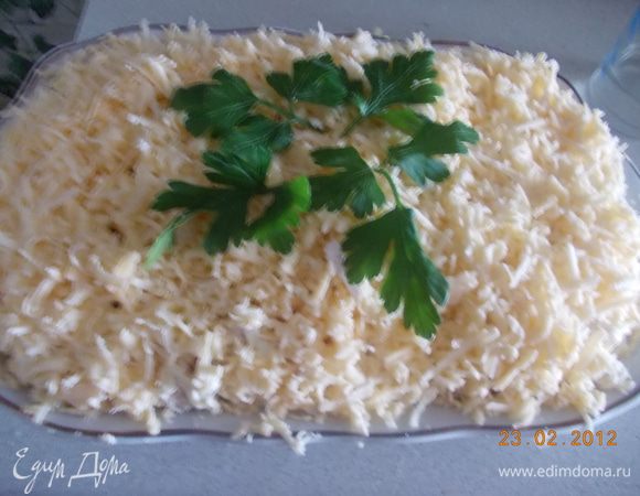 5-й слой состоит из тёртого сыра.Каждый слой промазывается майонезом.Украшаем зеленью.Пускай настоится 2 часа.