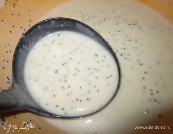 готовим тесто
1 порция взбиваем яйца с сахаром и солью до густой пены... +0,5 л. кефира +6 с.л. муки 2 порция на небольшой огонь ставим 0,5 л. кефира как только кефир немного прогреется..добавляем соду и тщательно мешаем... масса должна увеличиться в 1,5 раза...и подняться шапкой смешиваем 1+2 порции= хорошенько перемешиваем добавляем остальную муку и растительное масло...
мак я запаривала кипятком на мин 20... 
 в блендере смолола его и добавила в тесто..
 на хорошо разогретой сковороде жарим блинчики... маслом я смазываю только на первом блинчике... 