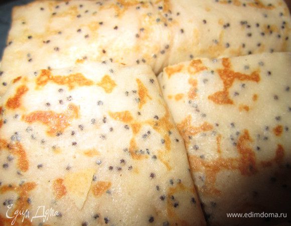 жарим как обычные блинчики...только у меня мак оседал на дно..и очень хорошо просматривался на второй стороне...маслом я смазываю только на первом блинчике... 